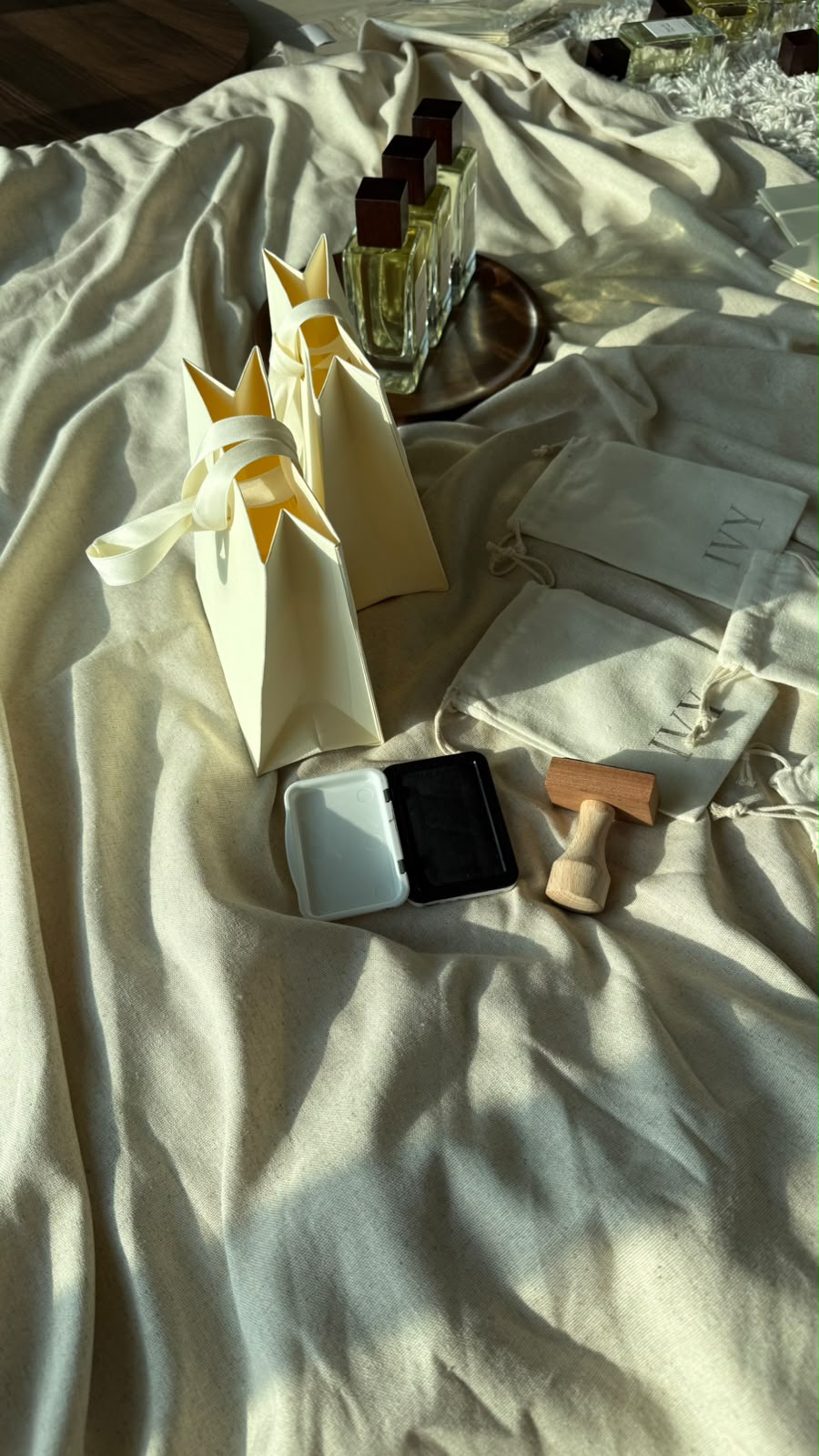 Rêve de Tonka perfume with its IVY fabric pouch